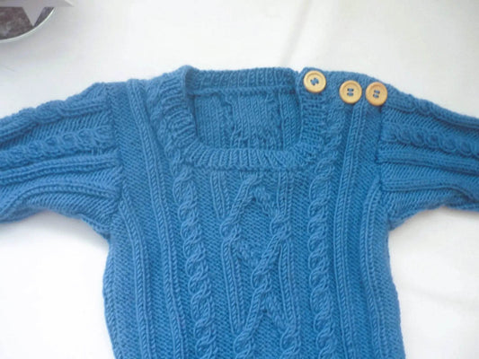 nullBaby Merino Pullover in Blau Größe 80/86-12-18 monthUnser handgestrickter Baby Merino Pullover in Blau ist ein absoluter Blickfang und ein Must-Have für die Garderobe Ihres kleinen Lieblings. Hergestellt handgestrickt