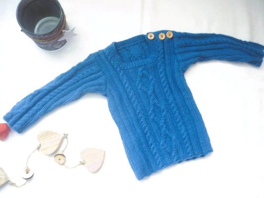 nullBaby Merino Pullover in Blau Größe 80/86-12-18 monthUnser handgestrickter Baby Merino Pullover in Blau ist ein absoluter Blickfang und ein Must-Have für die Garderobe Ihres kleinen Lieblings. Hergestellt handgestrickt