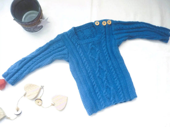 nullBaby Merino Pullover in Blau Größe 80/86-12-18 monthUnser handgestrickter Baby Merino Pullover in Blau ist ein absoluter Blickfang und ein Must-Have für die Garderobe Ihres kleinen Lieblings. Hergestellt handgestrickt