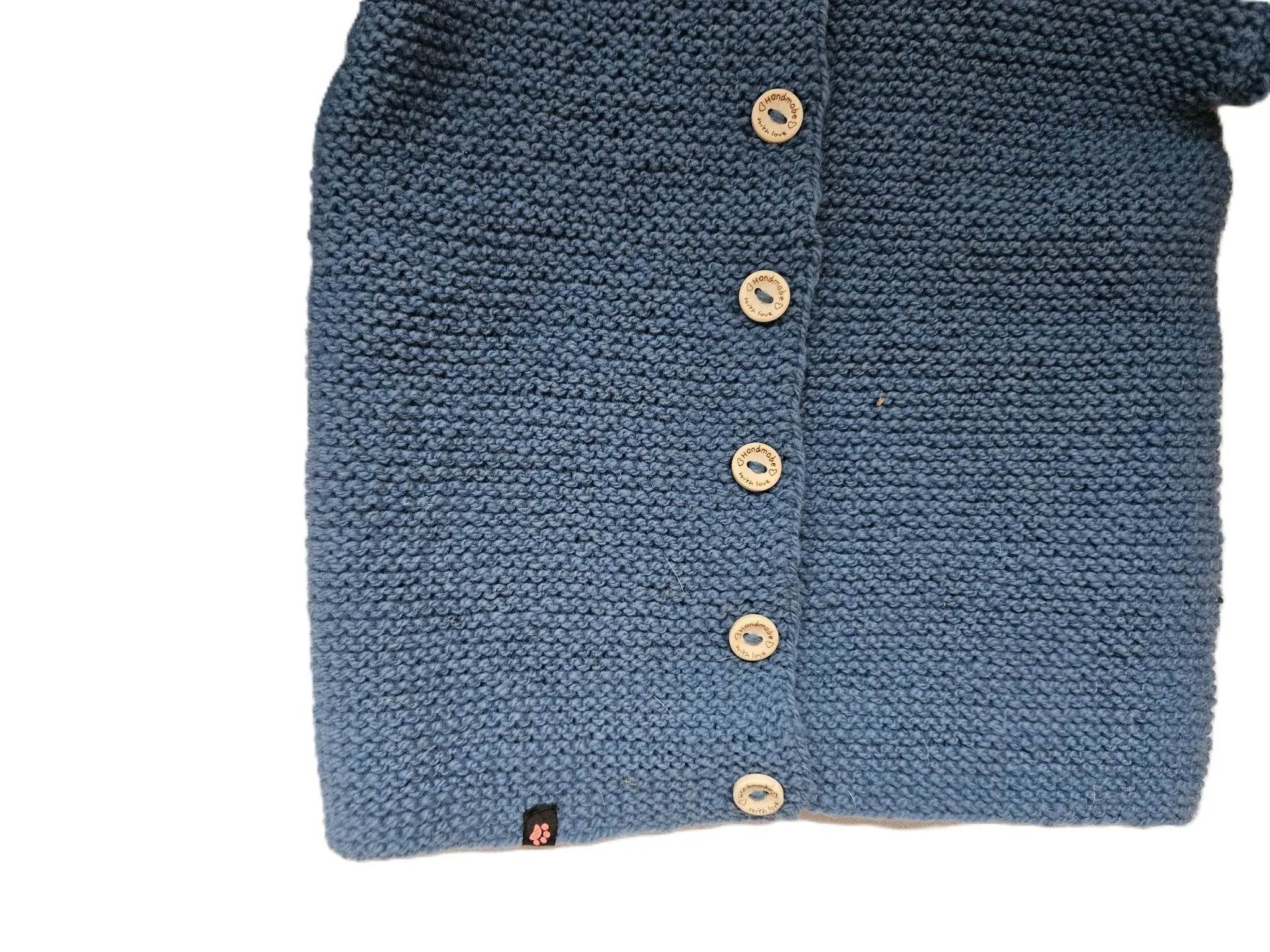 nullBio Kinder Strickjacke Blau Größe 104/110   3-4 JahreStrickjacke Bio Baby Blau in der Größe 104/110. Unsere handgestrickte Baby Strickjacke aus weicher Wolle in Blau ist perfekt für die kalten Tage geeignet. Die Jacke 