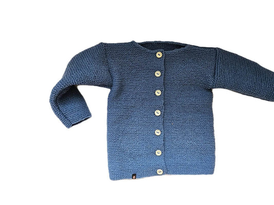 nullBio Kinder Strickjacke Blau Größe 104/110   3-4 JahreStrickjacke Bio Baby Blau in der Größe 104/110. Unsere handgestrickte Baby Strickjacke aus weicher Wolle in Blau ist perfekt für die kalten Tage geeignet. Die Jacke 