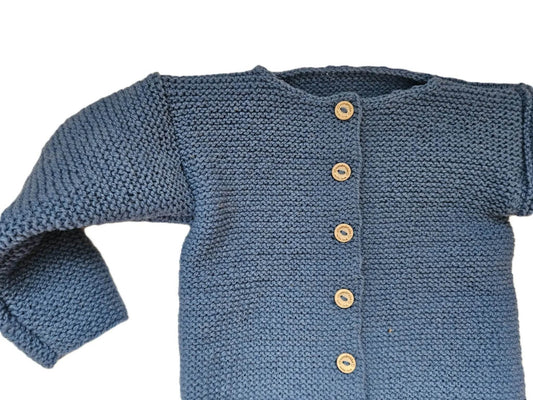 nullBio Kinder Strickjacke Blau Größe 104/110   3-4 JahreStrickjacke Bio Baby Blau in der Größe 104/110. Unsere handgestrickte Baby Strickjacke aus weicher Wolle in Blau ist perfekt für die kalten Tage geeignet. Die Jacke 