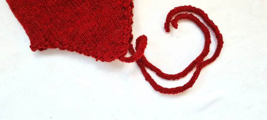 nullBio Mütze in Rot für das Alter 3- 6 MonateDiese süße handgestrickte Bio Mütze in leuchtendem Rot ist perfekt für Babys im Alter von 3-6 Monaten bis 43 cm Kopfumfang. Hergestellt aus hochwertiger Bio Merinowo