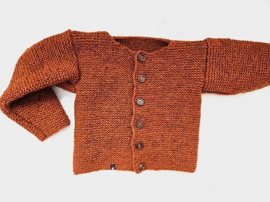 nullBio Strickjacke Baby Orange meliert Größe 86/92     18-24 monthStrickjacke Bio Baby Orange meliert in der Größe 86/92. Unsere handgestrickte Baby Strickjacke aus weicher Wolle in Braun ist perfekt für die kalten Tage geeignet. D