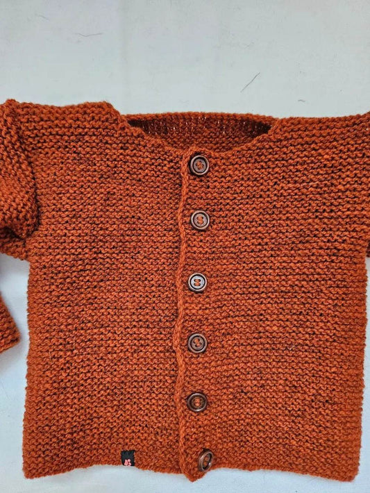 nullBio Strickjacke Baby Orange meliert Größe 86/92     18-24 monthStrickjacke Bio Baby Orange meliert in der Größe 86/92. Unsere handgestrickte Baby Strickjacke aus weicher Wolle in Braun ist perfekt für die kalten Tage geeignet. D