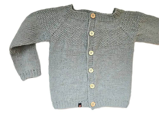 nullBio Strickjacke Pastellblau in Größe 80/86  12-18 monthUnsere Bio Strickjacke in Pastellblau ist perfekt für kleine Babys in Größe 80/86. Sie wurde sorgfältig aus Bio Merino-Wolle gestrickt, die von Bio zertifizierten Hö
