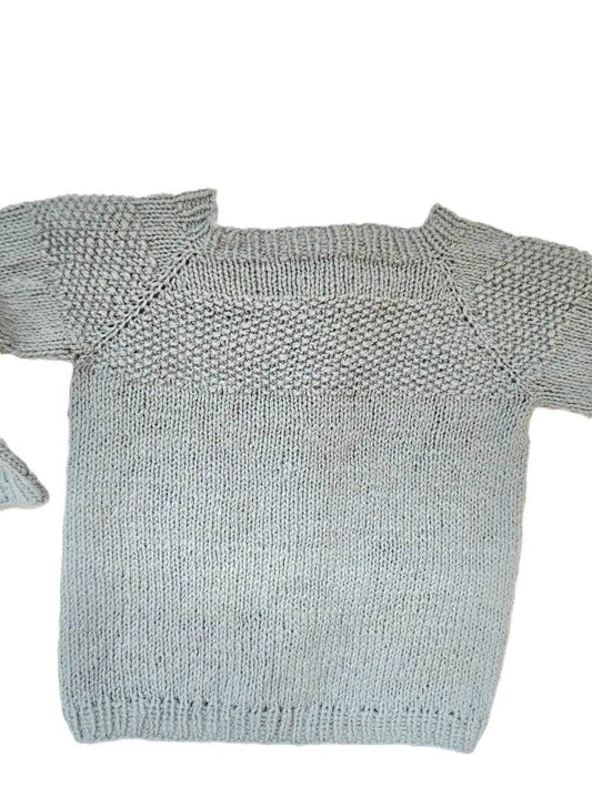 nullBio Strickjacke Pastellblau in Größe 80/86  12-18 monthUnsere Bio Strickjacke in Pastellblau ist perfekt für kleine Babys in Größe 80/86. Sie wurde sorgfältig aus Bio Merino-Wolle gestrickt, die von Bio zertifizierten Hö