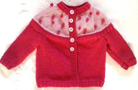 nullPink farbene Strickjacke mit Passe in 98/104   3 JahreUnsere handgestrickte Pink farbene Strickjacke mit Passe ist das perfekte winterliche Accessoire für Ihre kleine Prinzessin. Die verschiedenen Pink Töne verleihen de