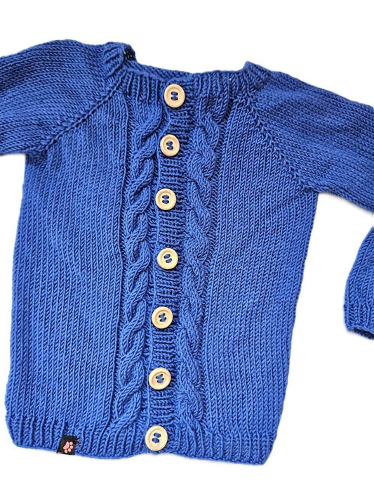 nullStrickjacke Baby  in Blau und der Größe 74/80  10-12 monthUnsere handgestrickte Strickjacke Baby in Blau ist ein zeitloses und wunderschönes Kleidungsstück für kleine Jungs. Hergestellt aus Baby Merino Wolle ist sie nicht n