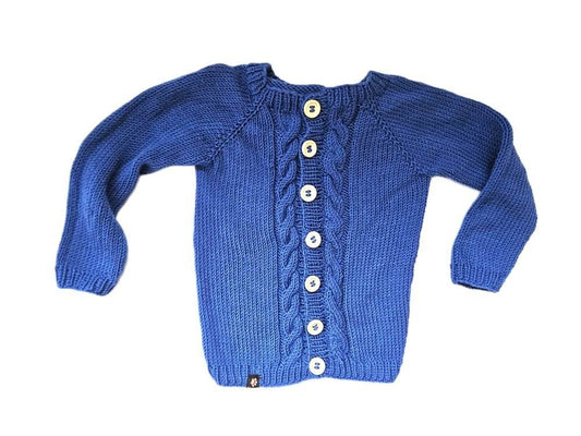 nullStrickjacke Baby  in Blau und der Größe 74/80  10-12 monthUnsere handgestrickte Strickjacke Baby in Blau ist ein zeitloses und wunderschönes Kleidungsstück für kleine Jungs. Hergestellt aus Baby Merino Wolle ist sie nicht n