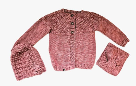 nullStrickjacke Baby in Blush und der Größe 86/92   18-24 monthUnsere handgestrickte Wollstrickjacke für Mädchen in der Größe 86/92 ist in einem zarten Blush-Ton gehalten, der perfekt zu jedem Outfit passt. Die Jacke verfügt übe