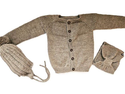 nullStrickjacke Baby in Braun und der Größe 86/92   18-24 monthUnsere liebevoll handgestrickte Strickjacke für Babys in der Farbe Hellbraun ist genau das Richtige für Ihr kleines Kind. Hergestellt aus hochwertigem Merino mit Alp