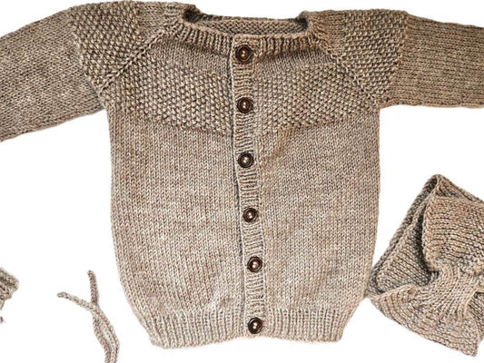 nullStrickjacke Baby in Braun und der Größe 86/92   18-24 monthUnsere liebevoll handgestrickte Strickjacke für Babys in der Farbe Hellbraun ist genau das Richtige für Ihr kleines Kind. Hergestellt aus hochwertigem Merino mit Alp